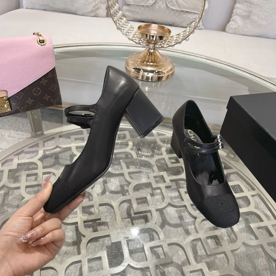 👟👟Ex-factory price 520👟👟 𝐂𝐇𝐀𝐍𝐄𝐋 | Xiaoxiang 2025 Mary Jane single shoe Macaron series ❤️ 2025 spring and summer new product Xiaoxiang Mary Jane single shoe series is new〰 🍬 A must-have in the fashion circle, the combination will interpret the meticulous, minimalist and classic elements that will never fade away 💋Show unique dressing style and it’s too beautiful to say anything. A must-have for summer... Upper: Sheepskin Lining: Sheepskin Outsole: Genuine leather sole Shoe size: 35-41 (40, 41 customization is non-refundable) Heel height: 1.5cm/6cm